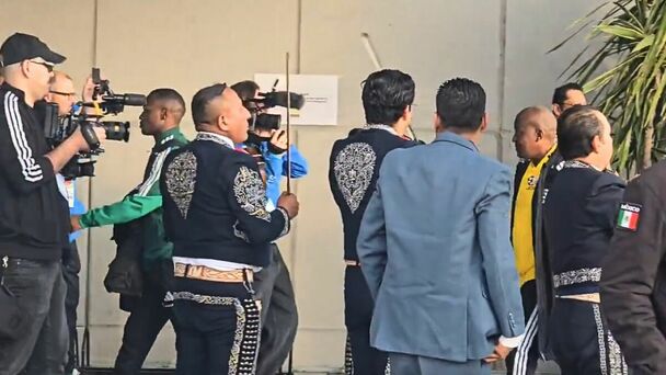 El mariachi recibió a Sudáfrica en Pachuca. (Foto: @OmarVV9)