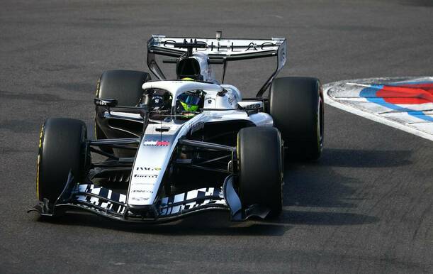 Checo Pérez tuvo que abandonar por problemas con los frenos / Reuters