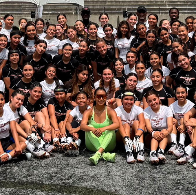 Diana Ordiñez con jugadoras de flag football.