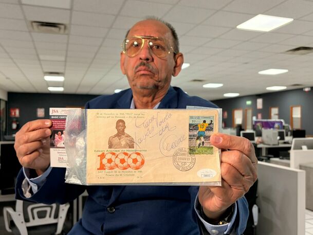 Javier Varela tiene una estampilla alusiva al gol mil de Pelé. (Foto: Alberto Ávalos)