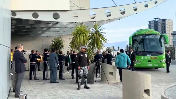 La Selección de Sudáfrica llegó al hotel en Pachuca y fue recibido con mariachi. (Foto: captura de pantalla @HiSportsTV)