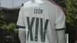 El jersey nuevo de Real Madrid con el nombre del Papa. (Foto: EFE)