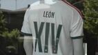 El jersey nuevo de Real Madrid con el nombre del Papa. (Foto: EFE)
