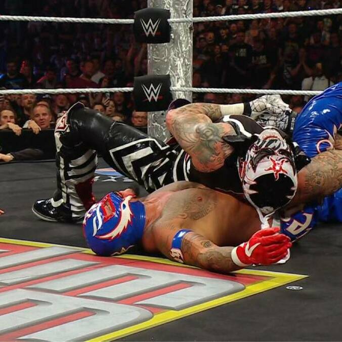 Penta Zero Miedo y Rey Mysterio se llevaron la ovaciones (Captura WWE)