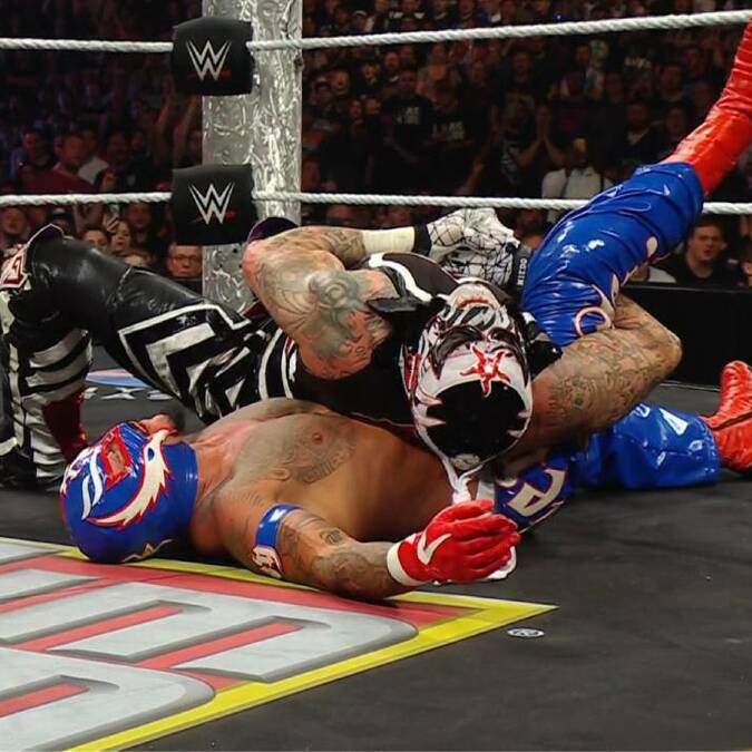 Penta Zero Miedo y Rey Mysterio se llevaron la ovaciones (Captura WWE)
