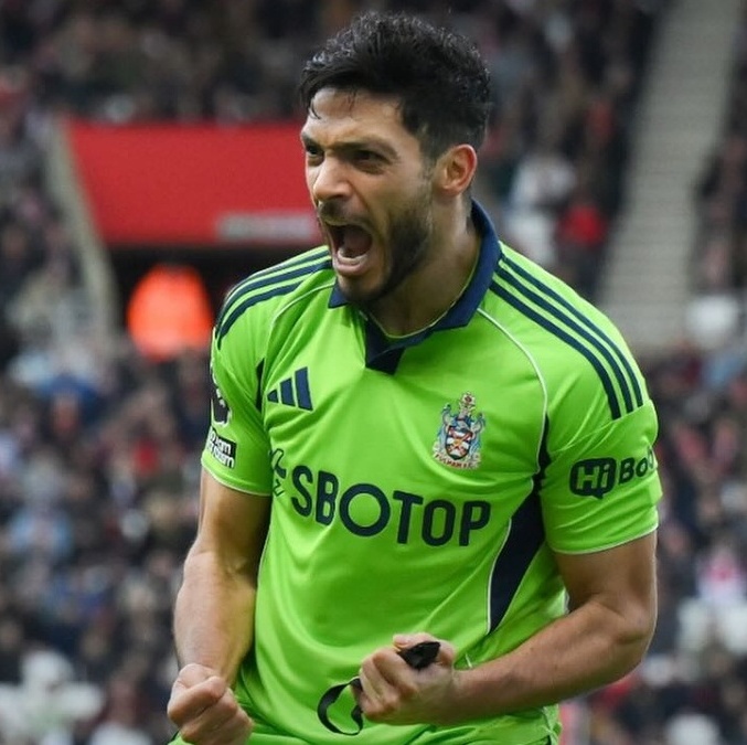 Raúl Jiménez cerrar de cerrar su fichaje en Inglaterra (Facebook @FulhamFC)