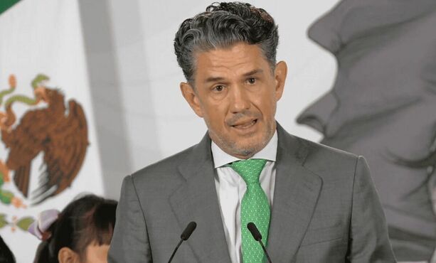 Alejandro Irarragorri, presidente de Grupo Orlegi, presente en conferencia matutina. (@Claudiashein).
