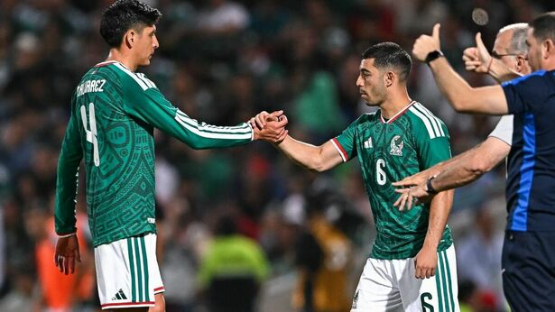Edson Álvarez y Erik Lira compiten por un puesto. (Foto: Mexsport)