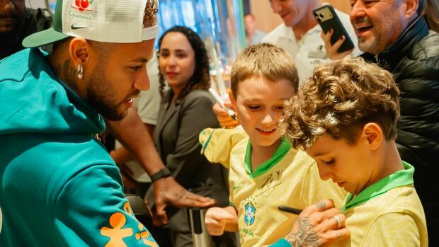 Neymar firmando autógrafos a niños.  (Foto: @CBF_Futebol)