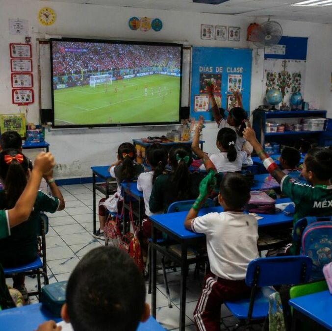 Planteles educativos de diversos estados podrán transmitir los encuentros de la Selección Mexicana durante el Mundial 2026. Foto: ChatGPT