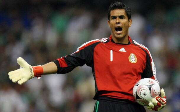 Oswaldo Sánchez, en un juego del Tri (Mexsport)