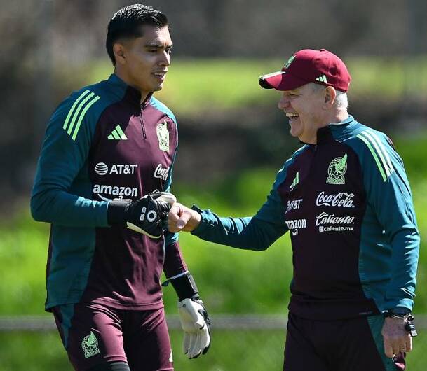 Tala Rangel con Javier Aguirre en un entrenamiento (Imago7)