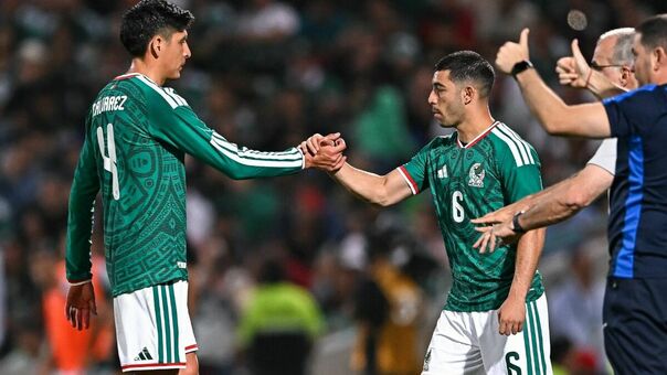 Edson Álvarez y Erik Lira compiten por un puesto. (Foto: Mexsport)
