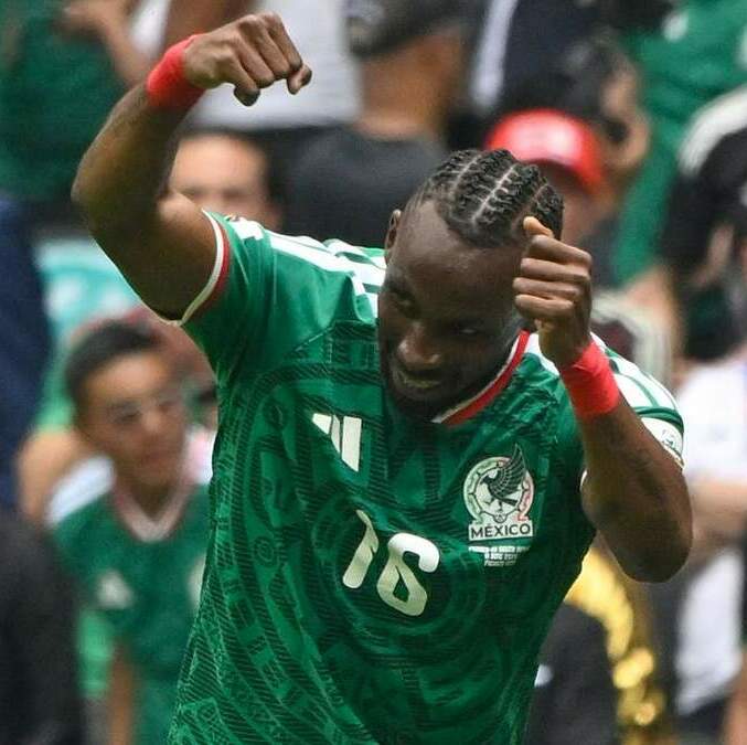 Julián Quiñones celebró como Sudáfrica lo hizo con México en 2010 (Mexsport)