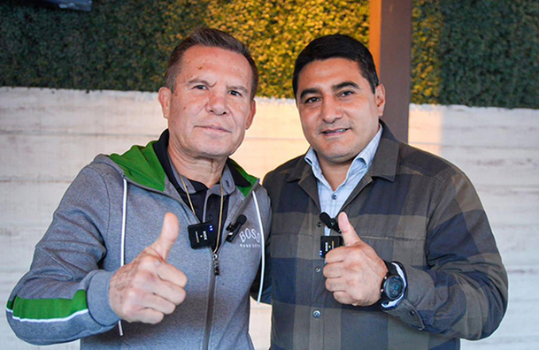Julio César Chávez a lado de El Terrible Morales, dos leyendas del boxeo. (Foto: Cortesía)