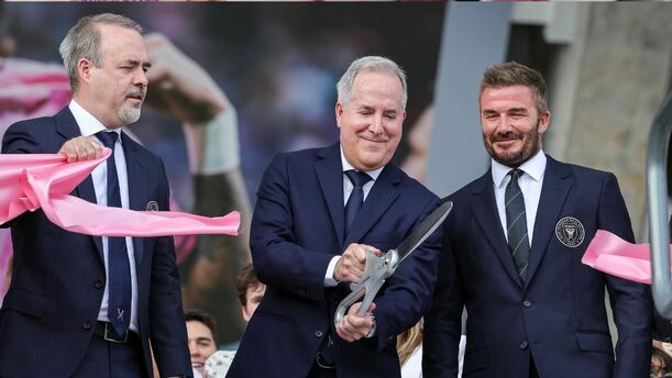 Los hermanos José y Jorge Mas y David Beckham cortaron el listón inaugural del NU Stadium (Fotografía: EFE)