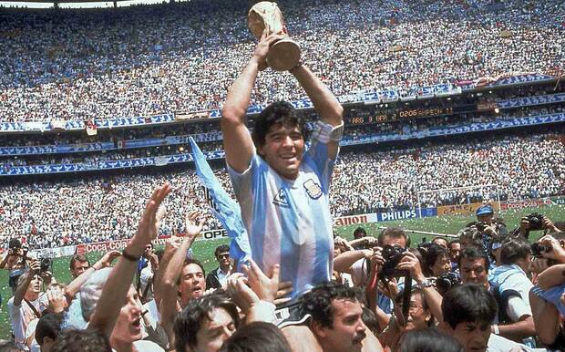 Maradona levanta el trofeo del Mundial en México 1986 (EFE)
