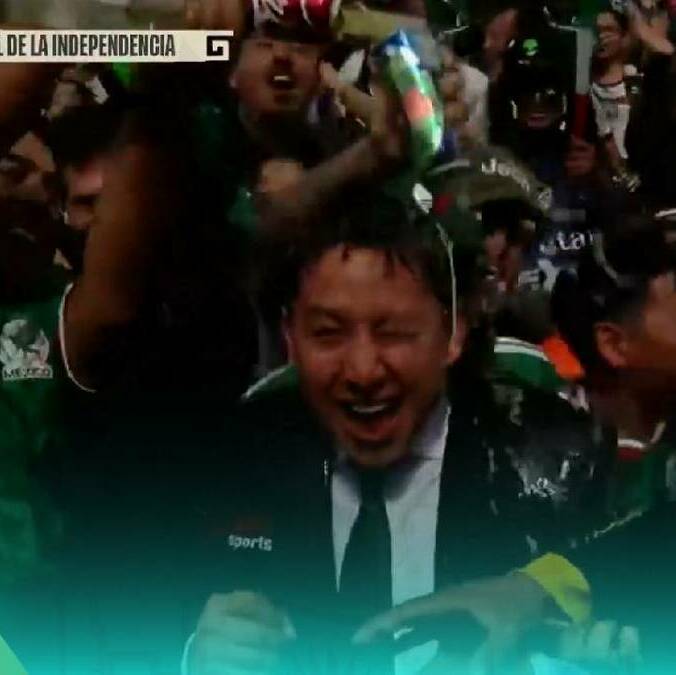 Reportero es 'bautizado' con cerveza | Captura
