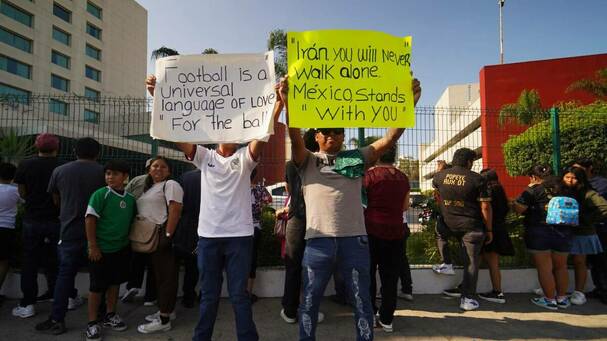 Aficionados mexicanos motivan a Irán (Reuters)