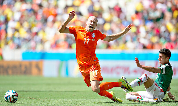 Arjen Robben también protagonizó una dura jugada ante Héctor Moreno (MexSport).