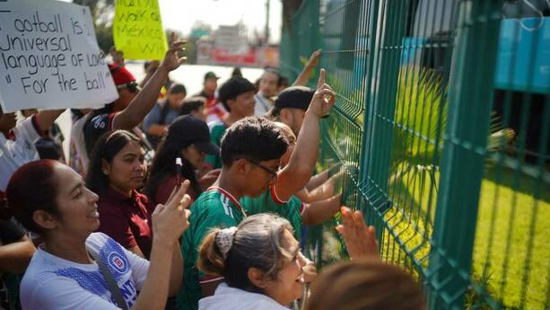 Tijuanenses le demuestran cariño a selección de Irán (Reuters)