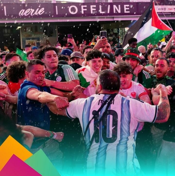 Argelinos y argentinos protagonizaron momentos de tensión en Times Square previo a su partido en el Mundial 2026. (Foto: Rémy Buisine)