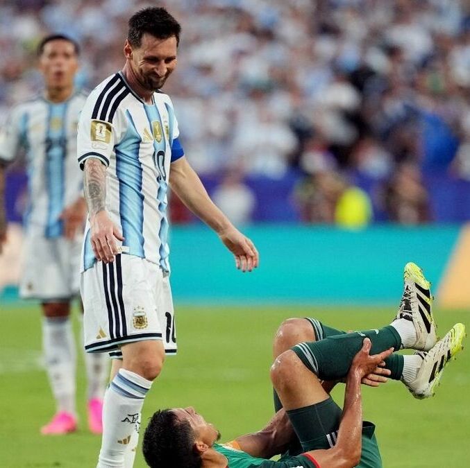 Lionel Messi se salvó de la roja por una falta a Aissa Mandi (Reuters)