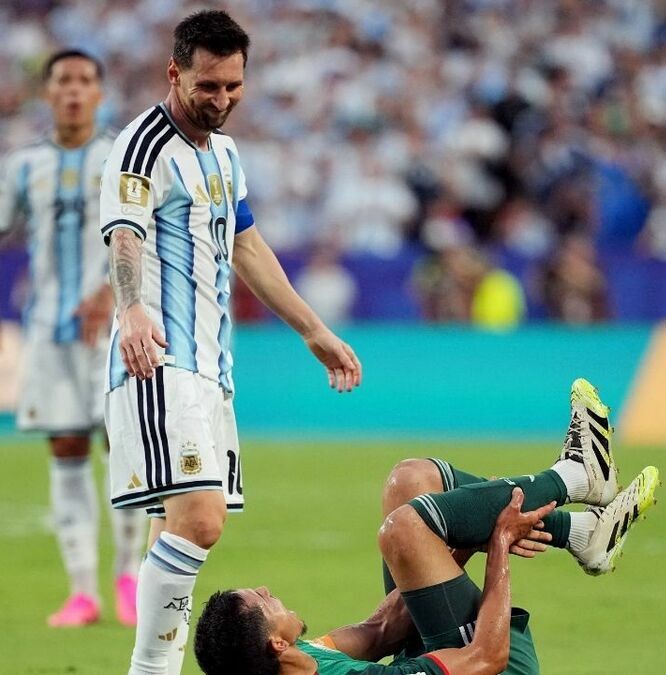 Lionel Messi se salvó de la roja por una falta a Aissa Mandi (Reuters)
