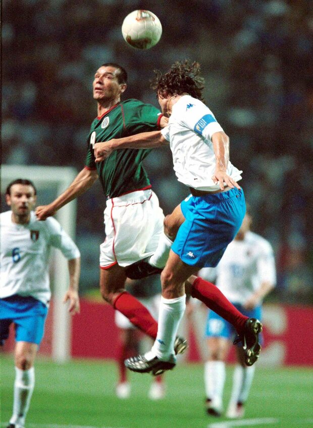 Borgetti en el duelo ante Italia en el Mundial 2002. (Foto: Mexsport)