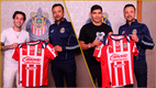 Carrillo y Castañeda posan con la playera de Chivas. (Fotos: X Chivas)