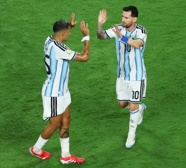 Facundo Medina celebra junto a Messi (Reuters)