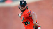 Landen Roupp durante la Noche del Orgullo de los San Francisco Giants (Foto: AP)