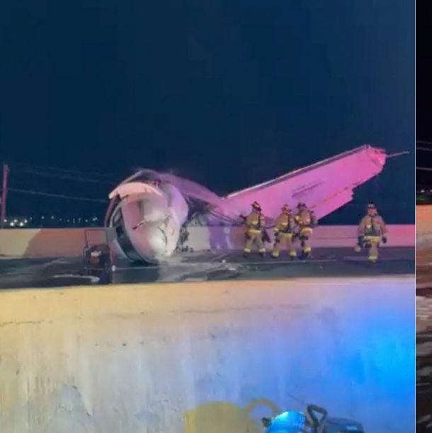 Videos muestran caída de avioneta en autopista de Texas; automovilistas intentan rescatar a la tripulación | Foto: Reuters