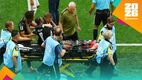 Ismaël Koné fue retirado en camilla tras dura lesión (Reuters)