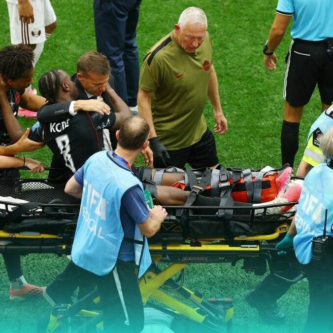 Ismaël Koné fue retirado en camilla tras dura lesión (Reuters)