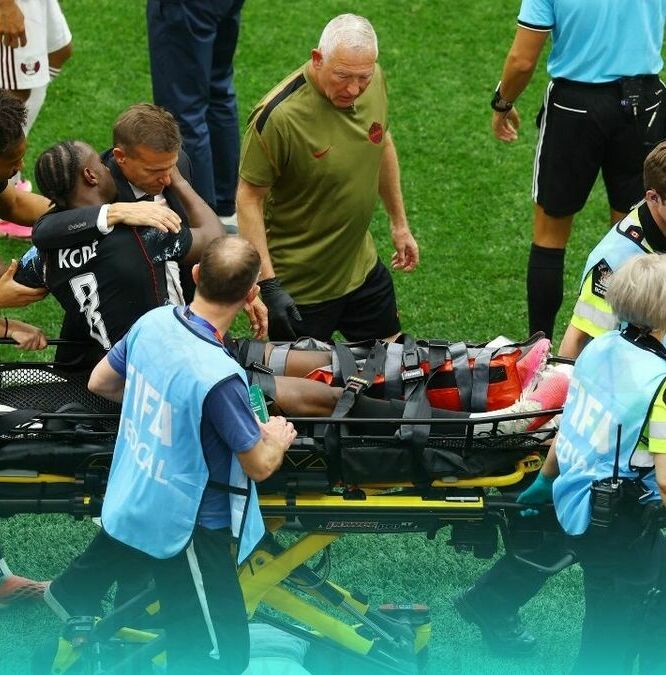 Ismaël Koné fue retirado en camilla tras dura lesión (Reuters)