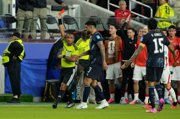 Miguel Almirón se fue expulsado al 48 | Reuters