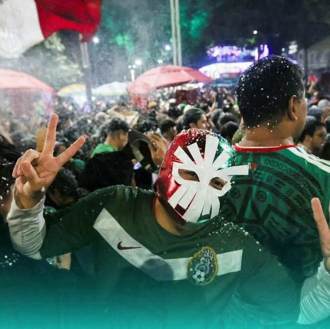 Aficionados han celebrado en el Ángel de la Independencia tras los triunfos de México (Reuters)