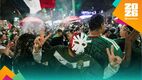 Aficionados han celebrado en el Ángel de la Independencia tras los triunfos de México (Reuters)
