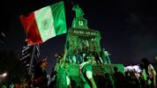 Celebrar encima de los monumentos históricos puede hacer que te lleven a la cárcel. Foto: Reuters