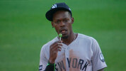 Jazz Chisholm Jr. con una paleta de dulce en pleno juego de Yankees (Foto: Captura de pantalla)