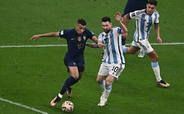 Messi presiona a Mbappé para quitarle el balón. Foto: AFP
