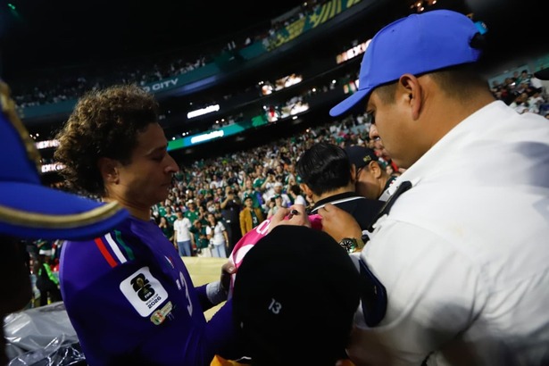 Memo Ochoa lució el parche Legacy en el encuentro ante Chequia (Fotografía: Ariana Pérez)