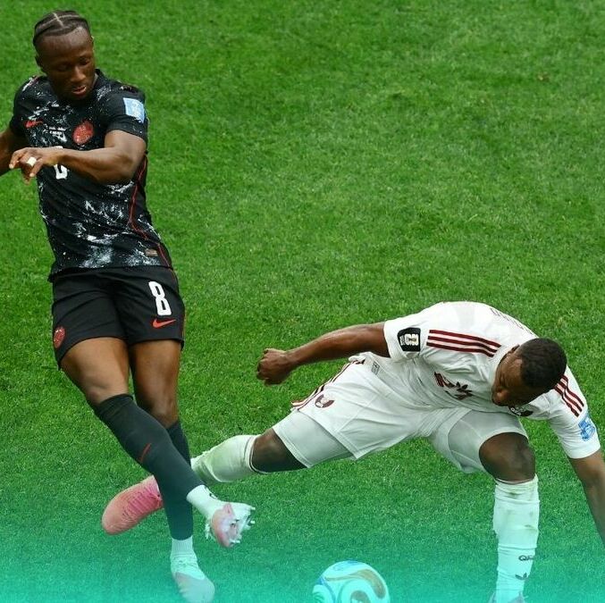 Ismaël Koné ante Assim Madibo antes de la lesión (Reuters)