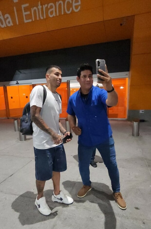 Ángel Correa con un aficionado en el aeropuerto de Monterrey. (Foto: Roberto Flores)