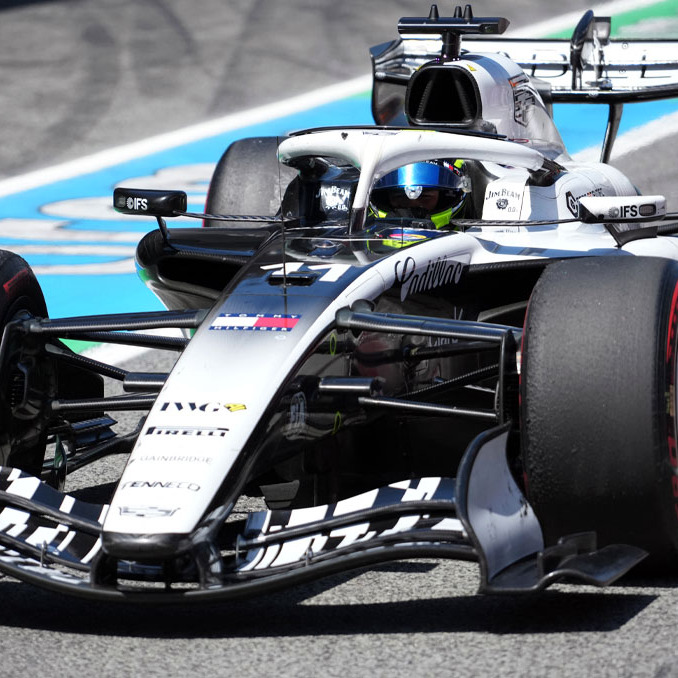 Checo Pérez de nuevo sufrió con su monoplaza. (Foto: Reuters)