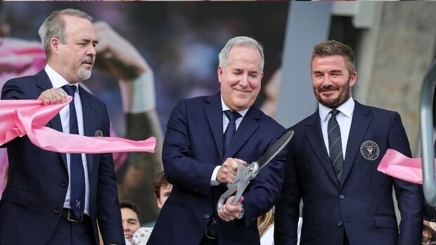 Los hermanos José y Jorge Mas y David Beckham cortaron el listón inaugural del NU Stadium (Fotografía: EFE)