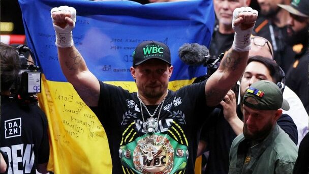 Oleksandr Usyk se llevó la victoria en Egipto (Fotografía: Reuters)