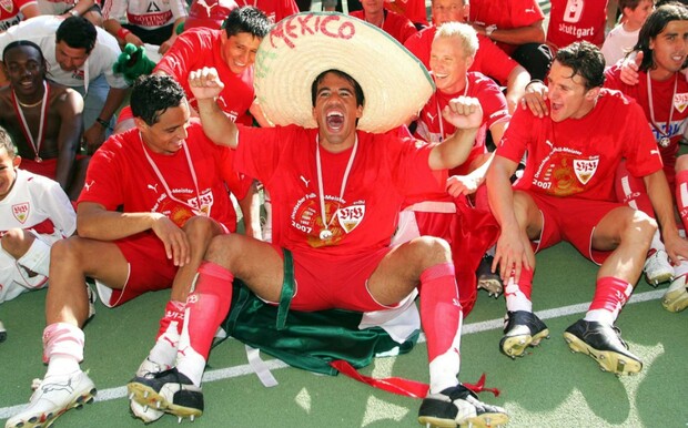 Pavel Pardo y Ricardo Osorio festejan el título con el Stuttgart en 2006. Foto: Mexsport