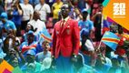 Lumumba Vea da un fuerte mensaje desde las gradas (Reuters)
